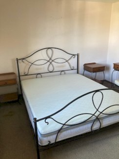 Bett inkl. Matratzen und Beistelltische gratis abzugeben - Gratisinserat.ch