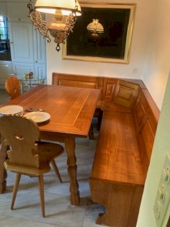 Eckbank mit Tisch aus Holz gratis abzugeben. - Gratisinserat.ch