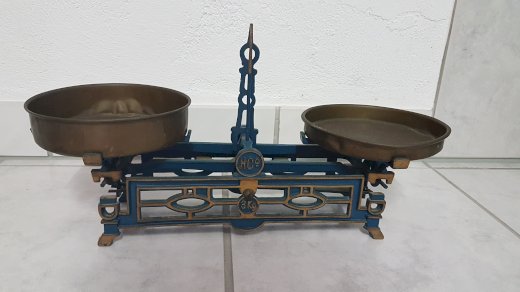 Antike Waage mit Gewichten