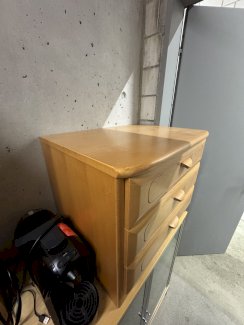 Verkaufe Nachttisch schrank aus Holz wenig kratzer 