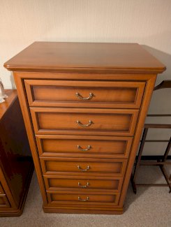 Schlafzimmer aus Echtholz komplett mit Schrank, Kommode & elektrisch verstellbarem Bett - Gratisinserat.ch