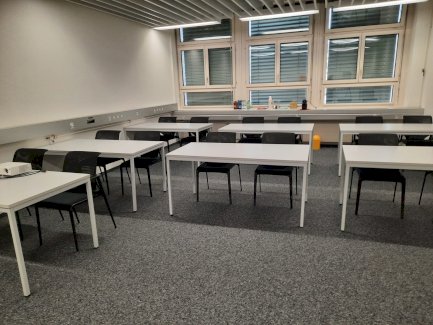 7 Tische und 14 Stühle günstig zu verkaufen  - Gratisinserat.ch