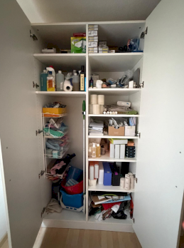Putz-Schrank aus weissen Feinspanplatten Dekor 