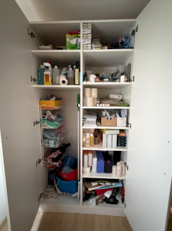 Putz-Schrank aus weissen Feinspanplatten Dekor  - Gratisinserat.ch