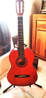 Klassische Gitarre mit Gitarrenständer - Gratisinserat.ch