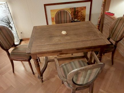 Schöner alter Holztisch ausziehbar bis 208 cm + 4 Stühle - Gratisinserat.ch