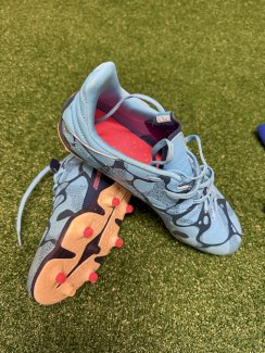Trainings Fussballschuhe inkl. Stulpen u. Schoner - Gratisinserat.ch