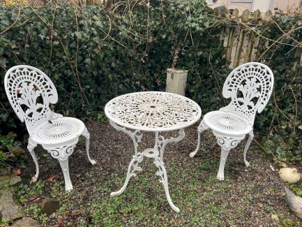 Garten Sitzgruppe Gusseisen, weiss, Tisch und 2 Stühle - Gratisinserat.ch
