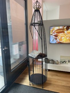 Deco Ständer mit goldige Krone - Gratisinserat.ch