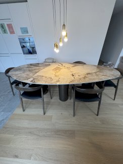 Exklusives Design-Ensemble: Großer Ovaler Marmortisch (260cm) inkl. 8 Designer-Stühlen – Wie neu! - Gratisinserat.ch