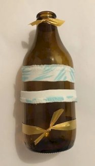 Glasvase mit Stoffdeko