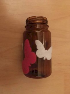 Plastikvase mit Schmetterlingen