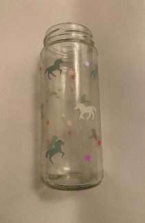 Glasvase mit Pferden und Blumen