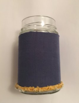 Glasvase mit blauem Stoff