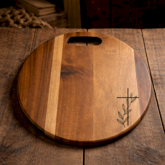 Rustikales Servierbrett aus Holz mit Gravur – rund mit Griff