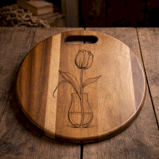 Rundes Servierbrett aus Holz mit Tulpen-Gravur - Gratisinserat.ch