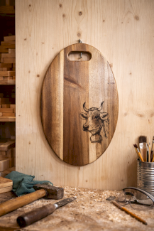 Servierbrett Nussbaum & Ahorn mit Kuh-Gravur – handgemacht