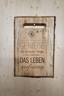 Rustikales Eichenbrett mit Baumrinde und Gravur „Genieße die kleinen Dinge“ – 30×40 cm - Gratisinserat.ch
