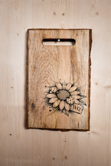 Rustikales Eichenbrett mit Baumrinde und Blumen-Gravur – 30×40 cm