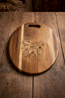 Rundes Schneidebrett aus Nussbaum und Ahorn mit Oster-Gravur – Ø 17–20 cm / Länge 30 cm