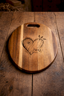 Rundes Schneidebrett aus Nussbaum und Ahorn mit Herz-Gravur – Ø 17–20 cm / Länge 30 cm - Gratisinserat.ch