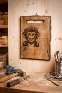 Rustikales Eichenbrett mit Baumrinde - Gratisinserat.ch