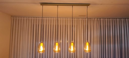 Occasion Hängeleuchte mit 4 Leuchtenschirmen aus Glas - Gratisinserat.ch