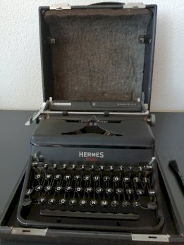 Schreibmaschine Hermes 3000 mit Koffer