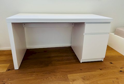 MALM Schreibtisch in TOP-Zustand - Gratisinserat.ch