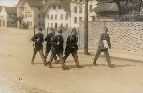 Gruppe, Schweizer Armee, Kpl mit 4 Mann um 1930 - Gratisinserat.ch