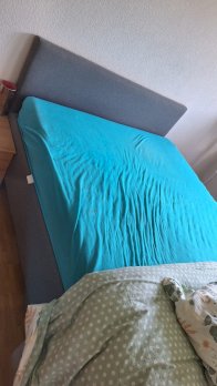 Kleiderschrank und Bett