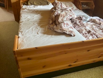 Doppelbett Holz, 180 x 200, 2 Lattenroste 80 x 200, 2 Nachttische - Gratisinserat.ch