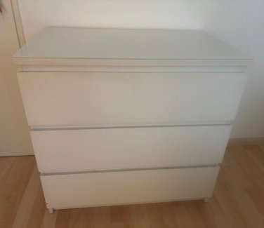 Zu verschenken: IKEA MALM Kommode (3 Schubladen) in Weiß inkl. Glasplatte - Gratisinserat.ch