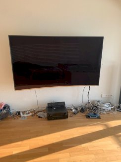 Samsung 78\" Curved 4K Smart TV inkl. Wandhalterung - Gratisinserat.ch