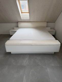 Neuwertiges modernes Doppelbett mit Komoden